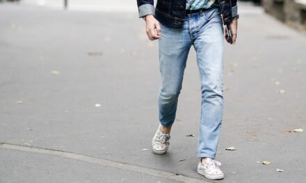 What Color Shirt to Wear with Light Blue Jeans? Outfit Inspirations & Ideas