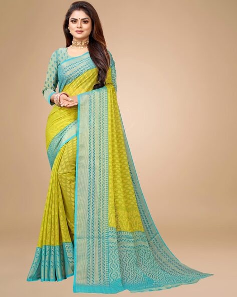 Nearby colors look stylish in saree and blouse